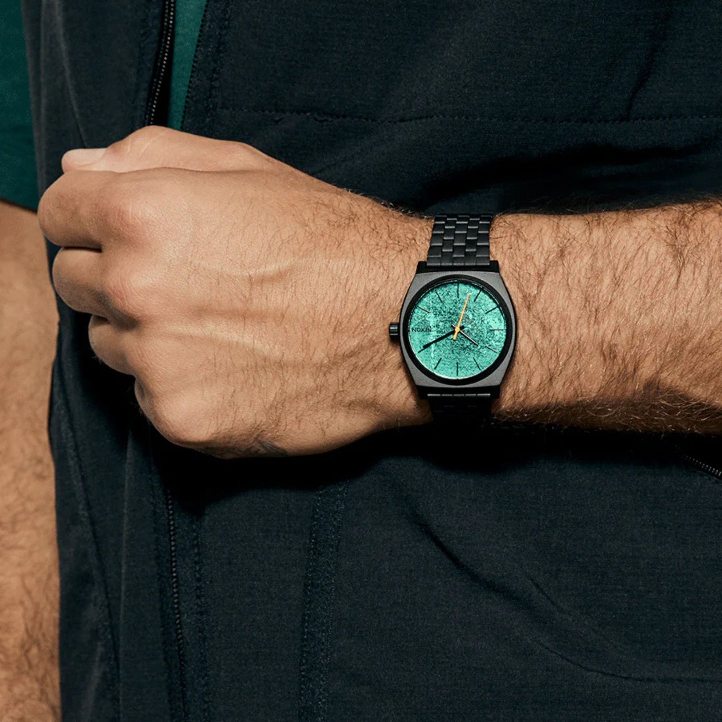 Relógio unissexo Nixon Time Teller Black/Oxidation. Foto da relógio no pulso.