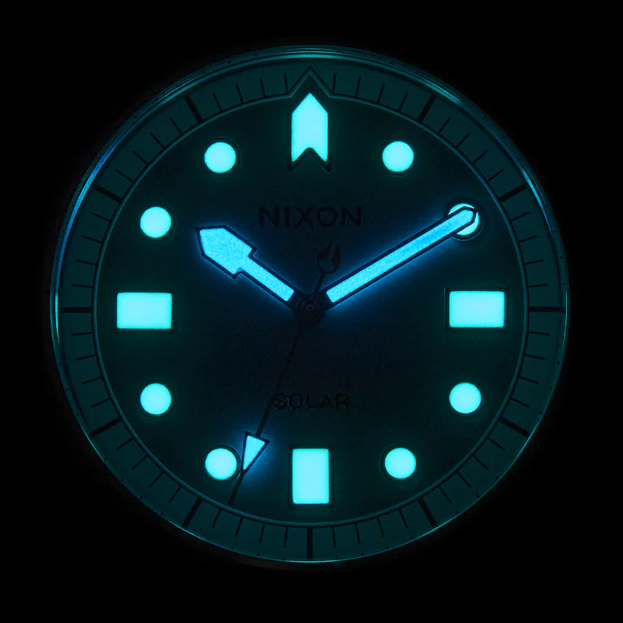 Nixon Stinger 44 Silver/Blue/Black. Foto do mostrador no escuro.