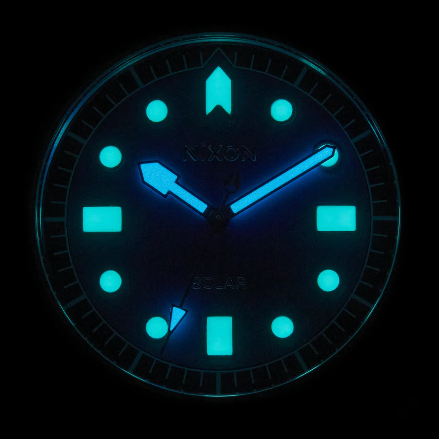 Nixon Stinger 44 Silver/Jade/White. Foto do mostrador no escuro.