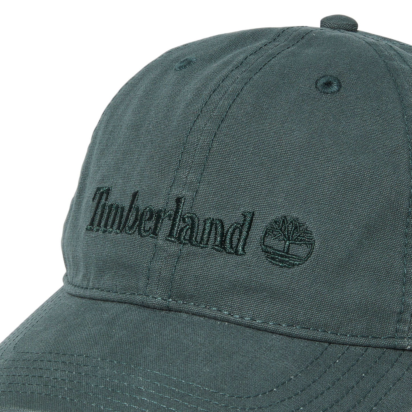 Boné unissexo Timberland Cooper Hill Baseball em Green Gables. Foto em detalhe do bordado.