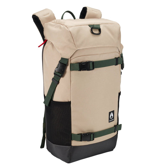 Nixon Landlock IV Backpack Oat Milk. Foto da parte da frente a 3/4.