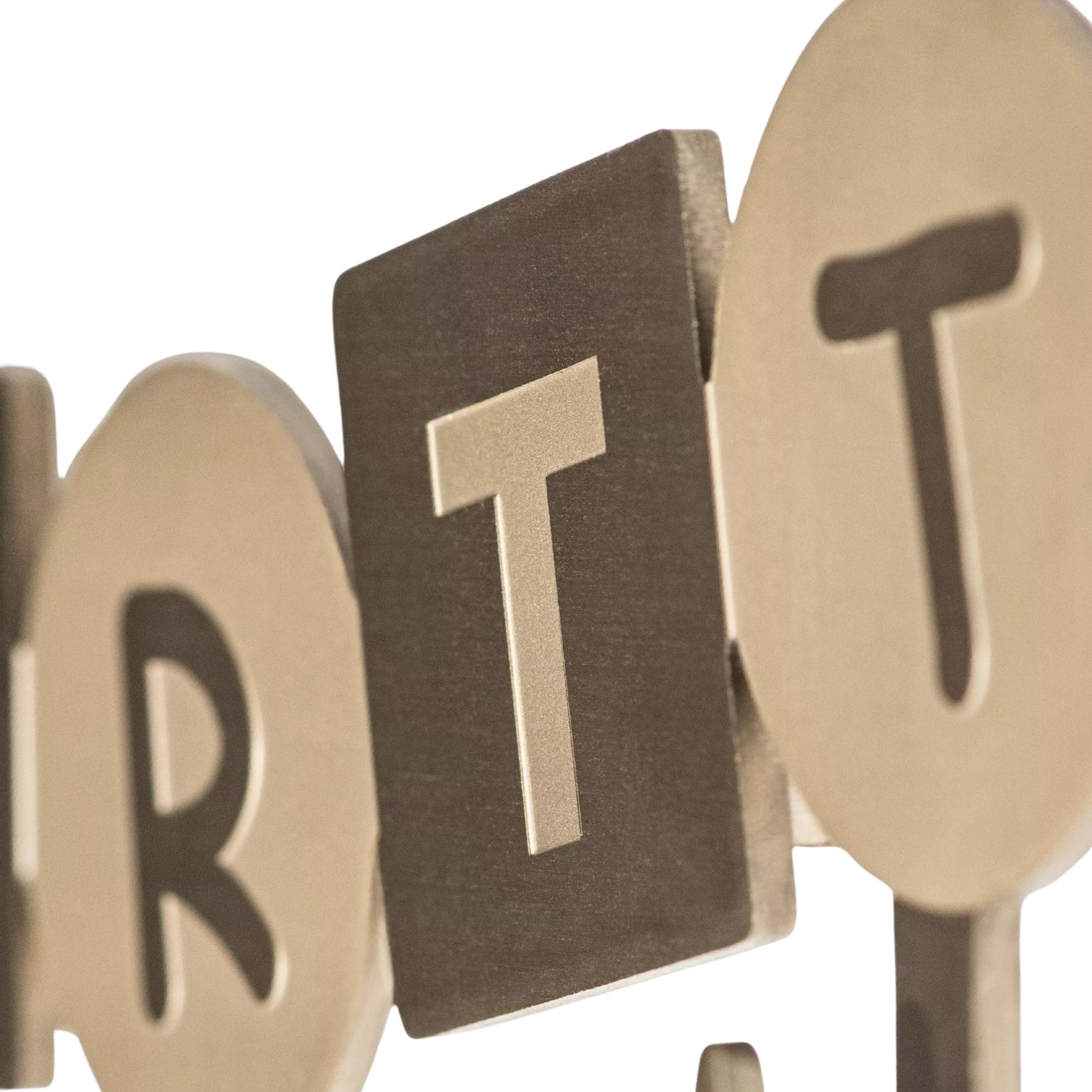 Cabides Carhartt WIP ABC Wall em Dourado. Foto de detalhe.