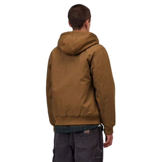 Casaco com carapuço Carhartt WIP Active em Hamilton Brown, vista de costas a três quartos no modelo, mostrando o carapuço descido, as costas lisas e os punhos e bainha canelados.