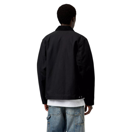 Casaco de homem Carhartt WIP Detroit preto, vestido por modelo, visto de costas com ajustes na bainha.