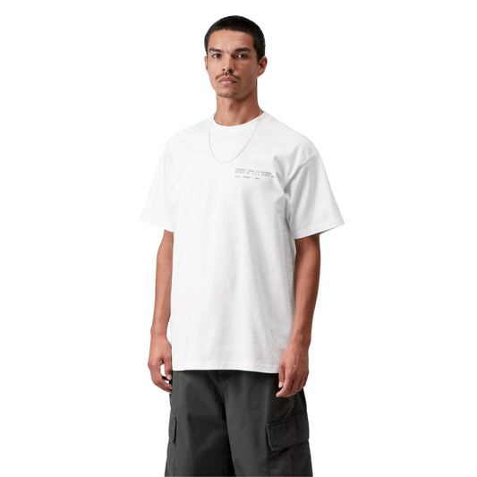 T-shirt Carhartt WIP S/S Feather Progress em White — modelo masculino de frente a 3/4, meio corpo, cabelo curto escuro, bigode, corrente dourada ao pescoço, calças cargo cinzento-escuro Carhartt WIP, texto tipográfico discreto "Carhartt Work In Progress / Detroit MI U.S.A. Since 1989 / 313 – 07621 – 061" estampado no peito esquerdo, decote redondo, corte solto com ombros descaídos, malha de algodão biológico branco, fundo branco.