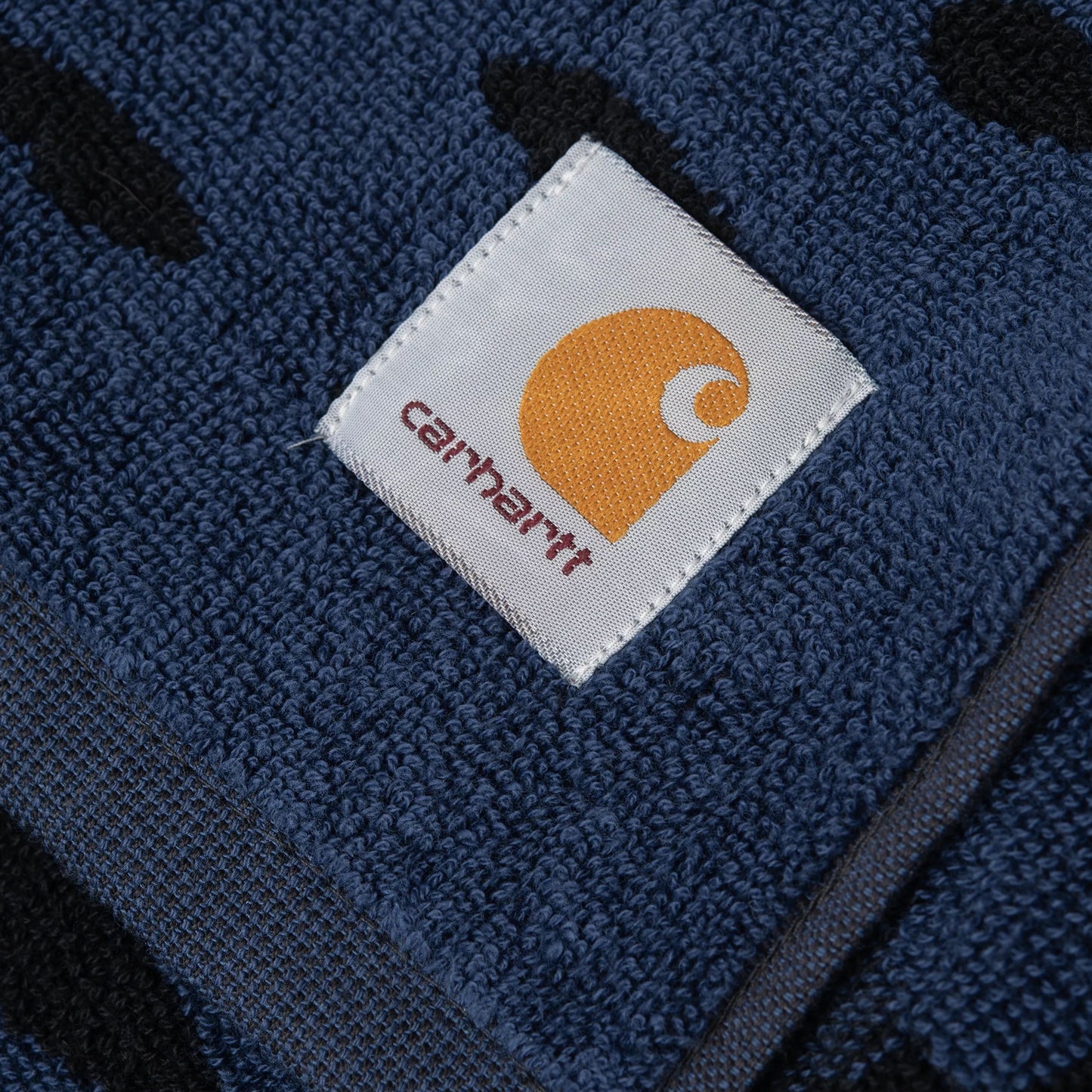 Toalha de praia Carhartt WIP Vestige em Blanket Vestige, Azul. Foto de detalhe do logotipo.