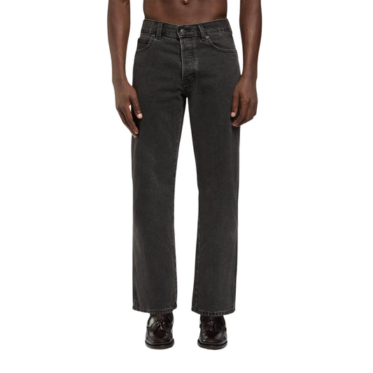 Calças de ganga Dickies 983 Regular Straight em preto lavado, vistas de frente no modelo, com perna direita e bolsos frontais.
