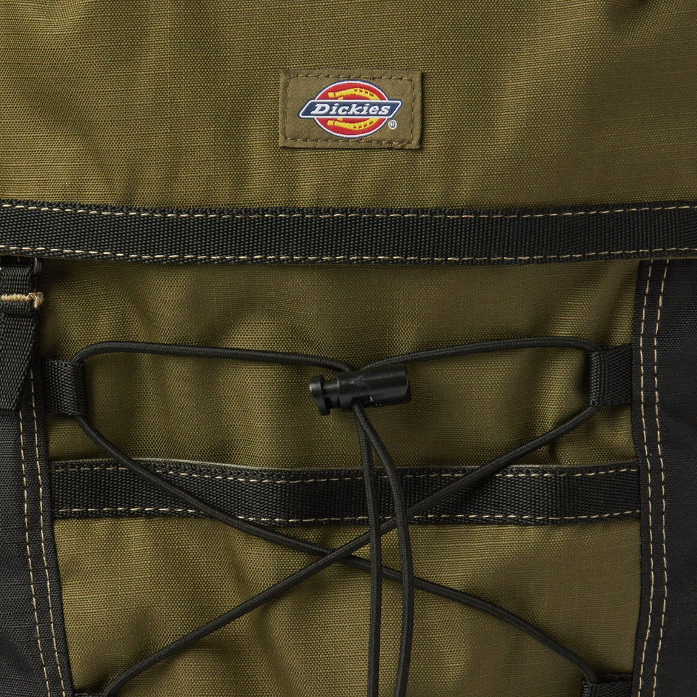 Dickies Ashville Backpack Military Green. Foto de detalhe da frente com incidencia no logotipo.