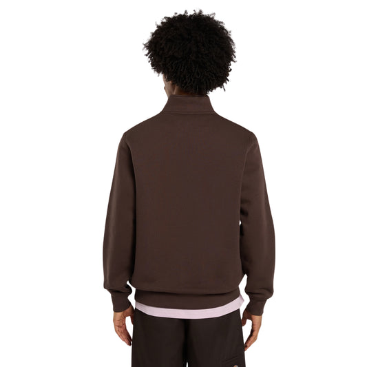 Sweat Dickies Oakport Quarter Zip em Chocolate Brown, vista de costas no modelo, mostrando a gola alta, as costas lisas e os punhos e bainha canelados.