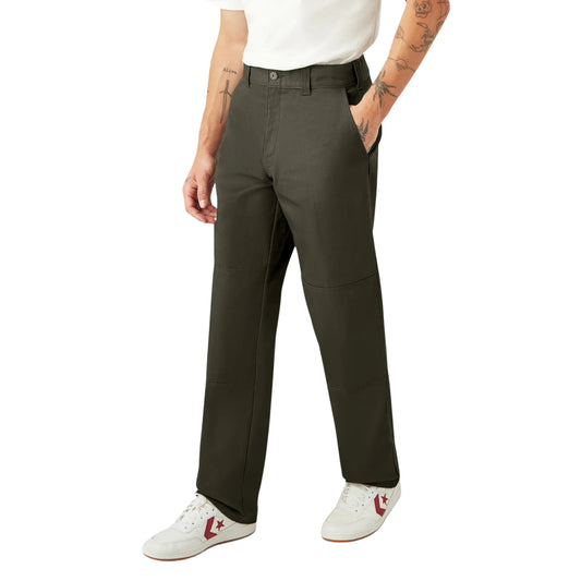 Calça para homem Dickies x Spitfire Double Knee em Verde Olive. Foto da parte da frente, vestida.