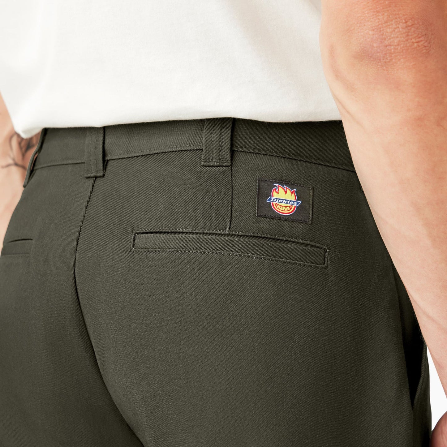 Calça para homem Dickies x Spitfire Double Knee em Verde Olive. Foto de detalhe da parte de trás.