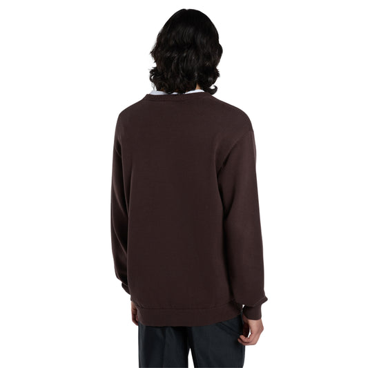 Camisola de malha para homem Dickies Summerdale em Chocolate Brown — vista de costas do modelo em plano médio, com costas lisas e punhos canelados.