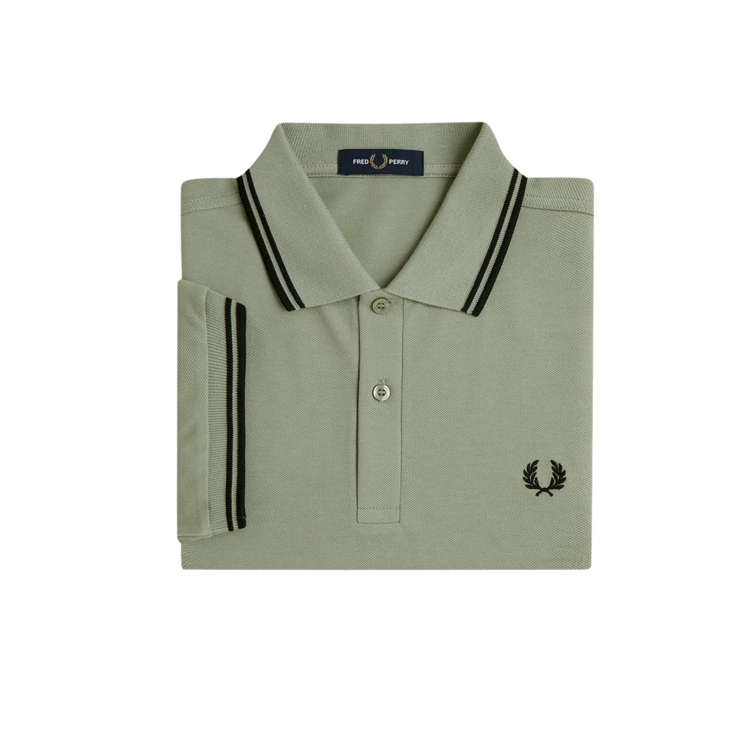 Polo de manga curta para homem Fred Perry M3600 em Seagrass/Preto/Preto. Foto da parte da frente, dobrado.