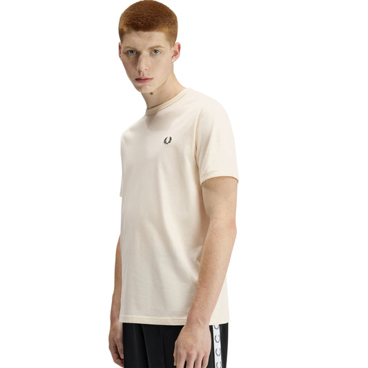T-Shirt de manga curta para homem Fred Perry Ringer em Ecru. Foto da parte da frente, vestido.