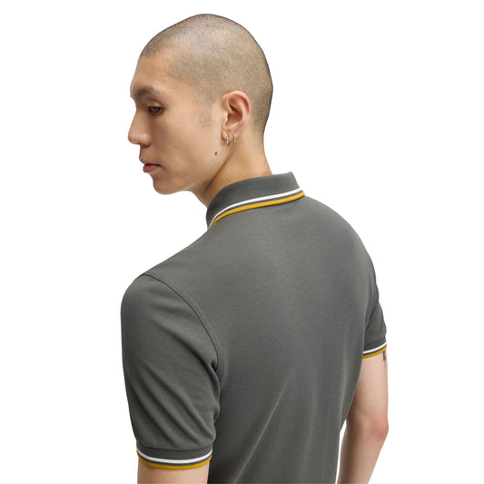 Polo de manga curta para homem Fred Perry Twin Tipped em Field Green/Ecru/Golden. Foto da parte de trás, vestido.