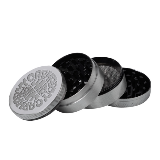 Grinder Carhartt WIP Jazzy em prateado. Foto do grinder totalmente aberto.