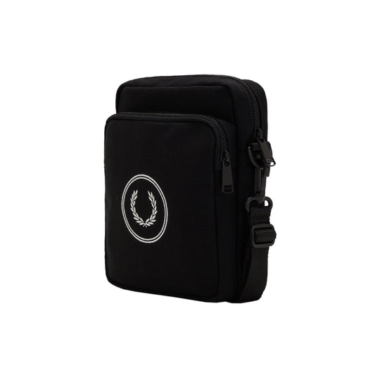 Fred Perry Canvas Branded Side Bag Black. Foto da parte da frente a 3/4.