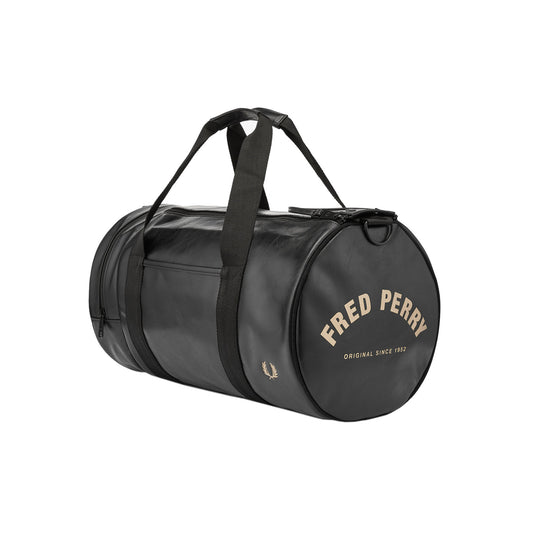 Fred Perry PU Barrel Bag Black. Foto da parte da frente e lateral.