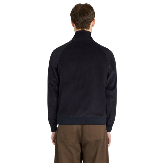 Vista de costas do casaco Lyle & Scott Corduroy Harrington em azul-marinho, vestido por modelo.