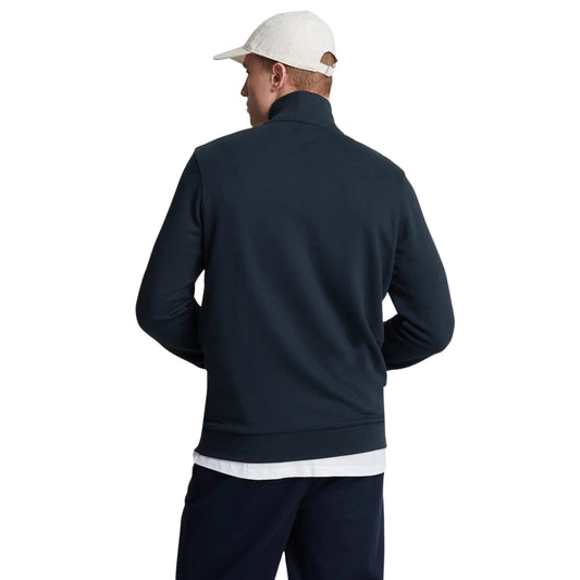 Vista de costas da sweat Lyle & Scott Loopback azul-marinho, vestida por modelo, com gola subida e costas lisas.