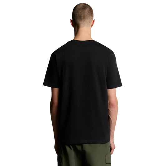 Vista de costas da t-shirt de manga curta Lyle & Scott Plain preta, vestida por modelo, com costas lisas.