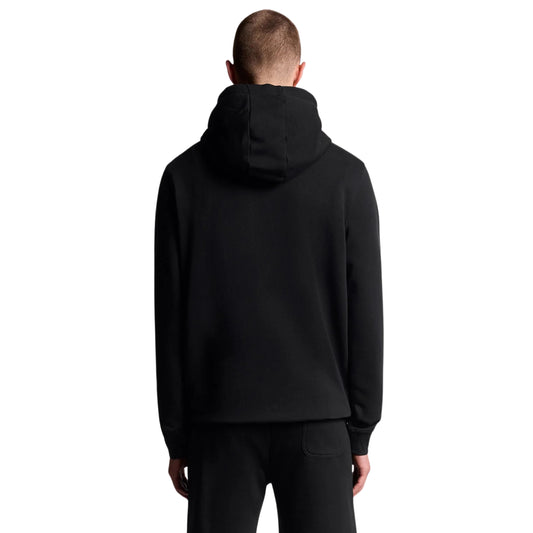 Vista de costas da sweat com capuz Lyle & Scott Pullover preta, vestida por modelo, com capuz pousado e costas lisas.