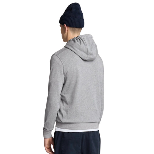 Vista de costas da sweat com capuz Lyle & Scott Pullover cinzenta mesclada, vestida por modelo, com capuz pousado e costas lisas.