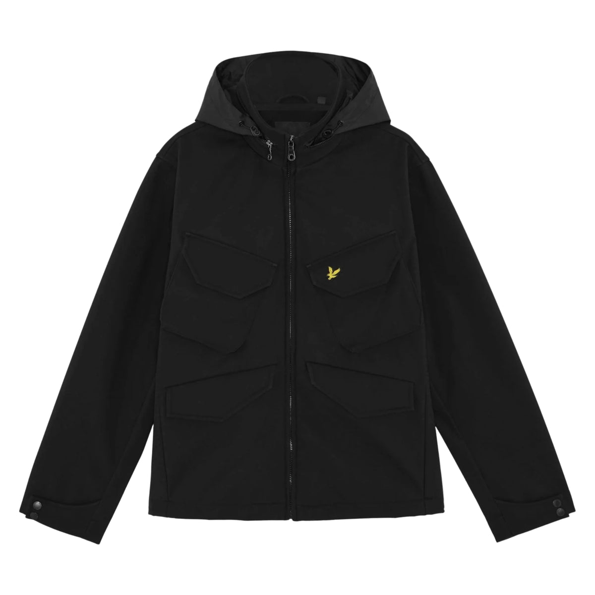 Casaco Lyle & Scott Softshell Field Jet Black de frente, sem modelo, com capuz, quatro bolsos de pala e botões nos punhos.