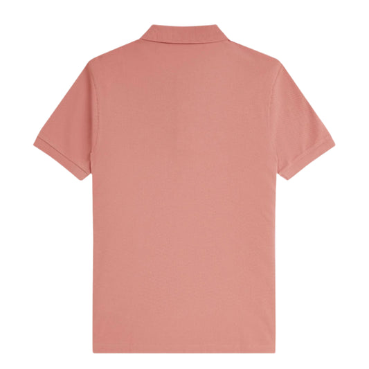 Polo de manga curta para homem Fred Perry The Fred Perry em Putty Pink/Navy. Foto da parte de trás.