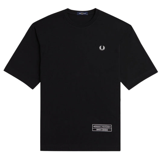 Fred Perry Crowd Graphic Short Sleeve T-Shirt Black. Foto da parte da frente.