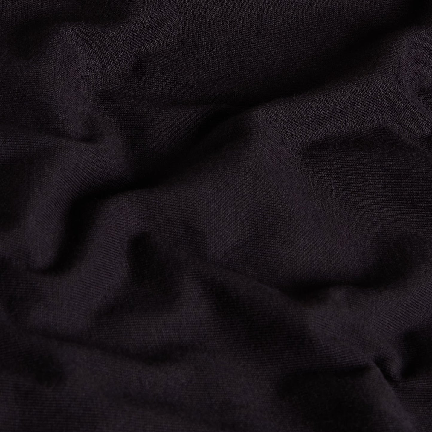 T-shirt de manga curta The North Face Apex '75 Collage em preto — pormenor de textura do tecido jersey preto, 180 g/m², algodão.