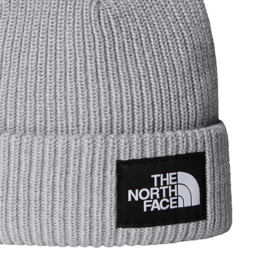 Pormenor da malha cinzento-claro mesclada e da etiqueta com logótipo na dobra do gorro The North Face Salty Lined.