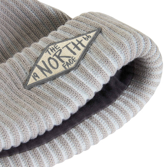 Pormenor da dobra do gorro The North Face Salty Lined SE Stone Slab, com emblema TNF 66 e forro escuro visível.