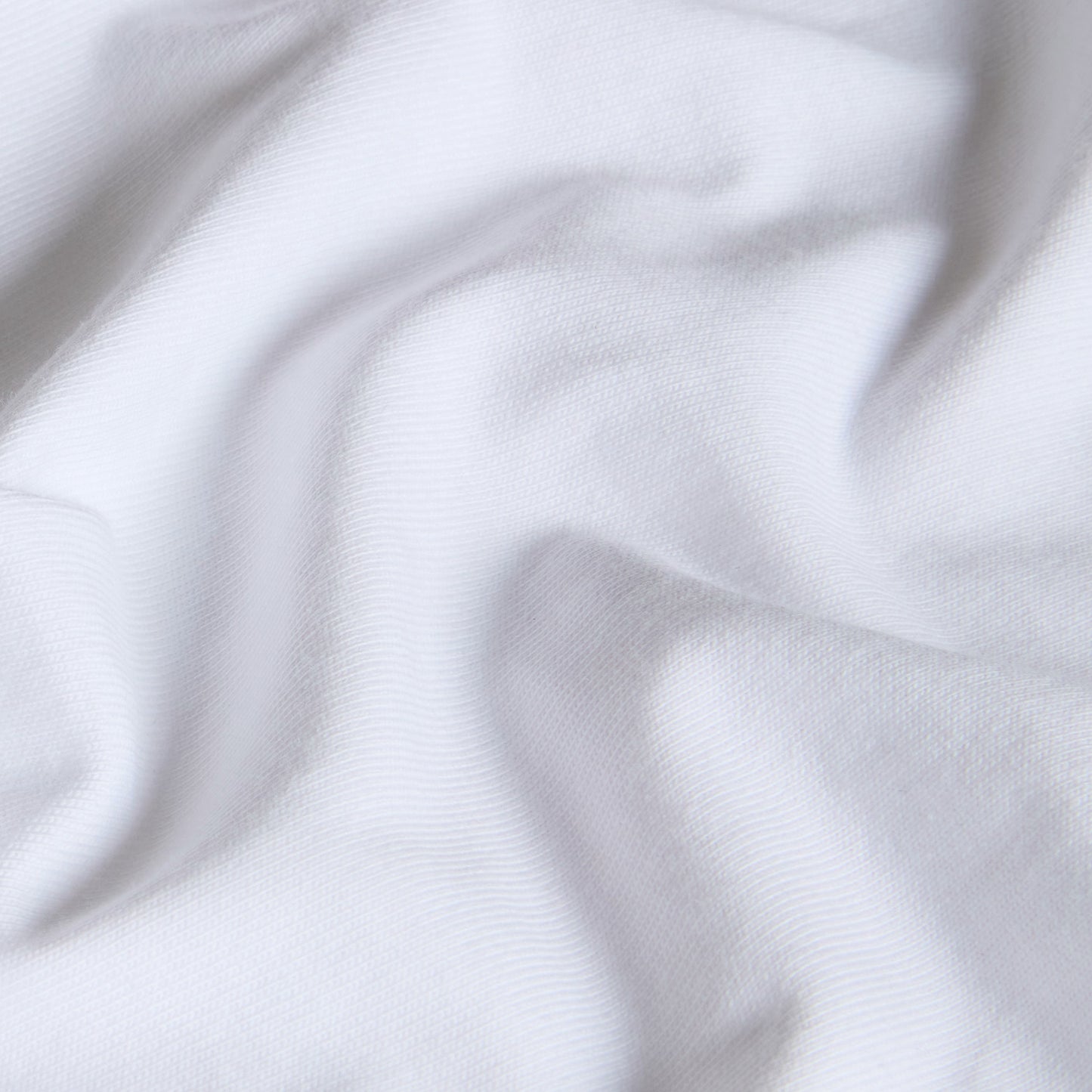 T-Shirt The North Face Stone Logo Relaxed em TNF White — detalhe do tecido jersey em TNF White, textura de malha 220 g/m² em close-up com dobras suaves visíveis, fundo branco.
