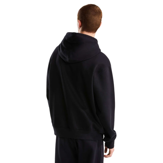 Vista traseira da sweat The North Face Essential Simple Dome preta num modelo, com costas lisas e capuz pousado.