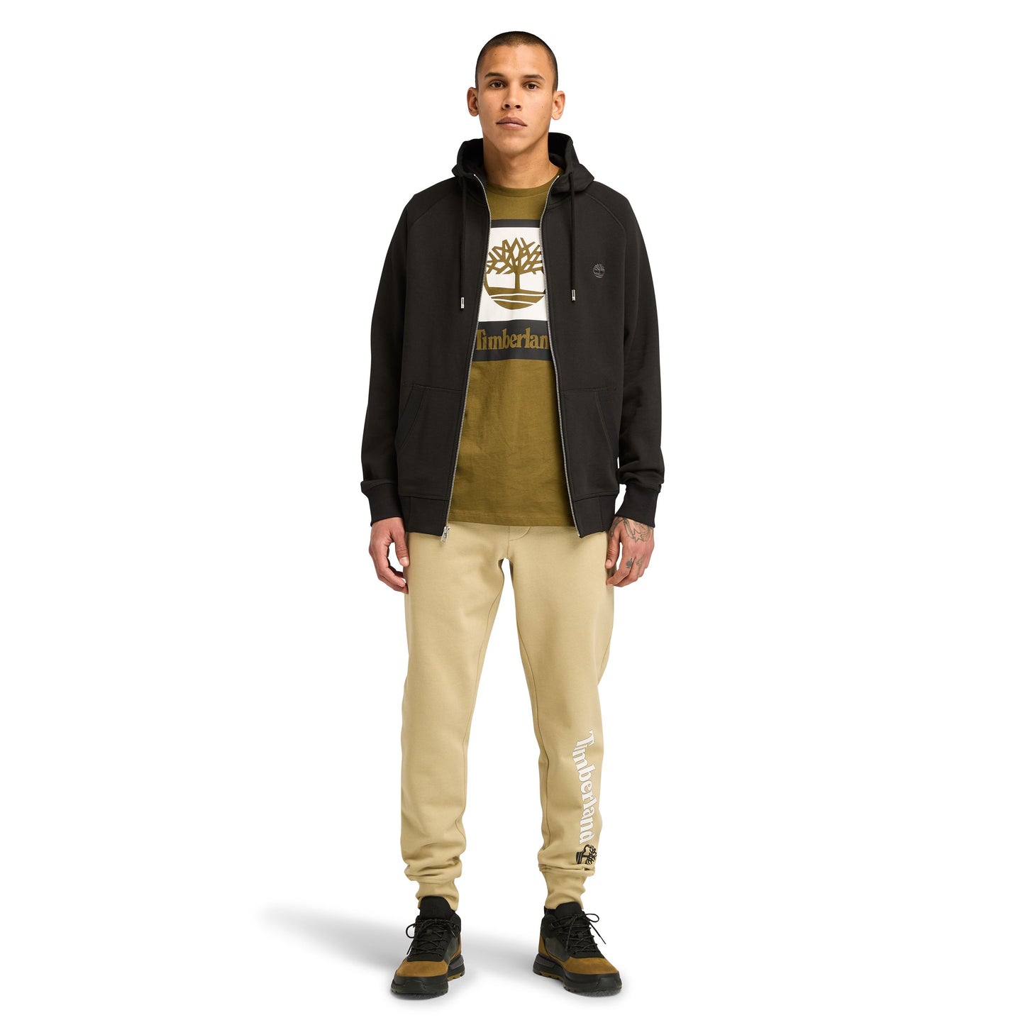 Casaco com carapuço para homem Timberland em malha escovada Exeter River em Preto. Foto da parte da frente, vestido.