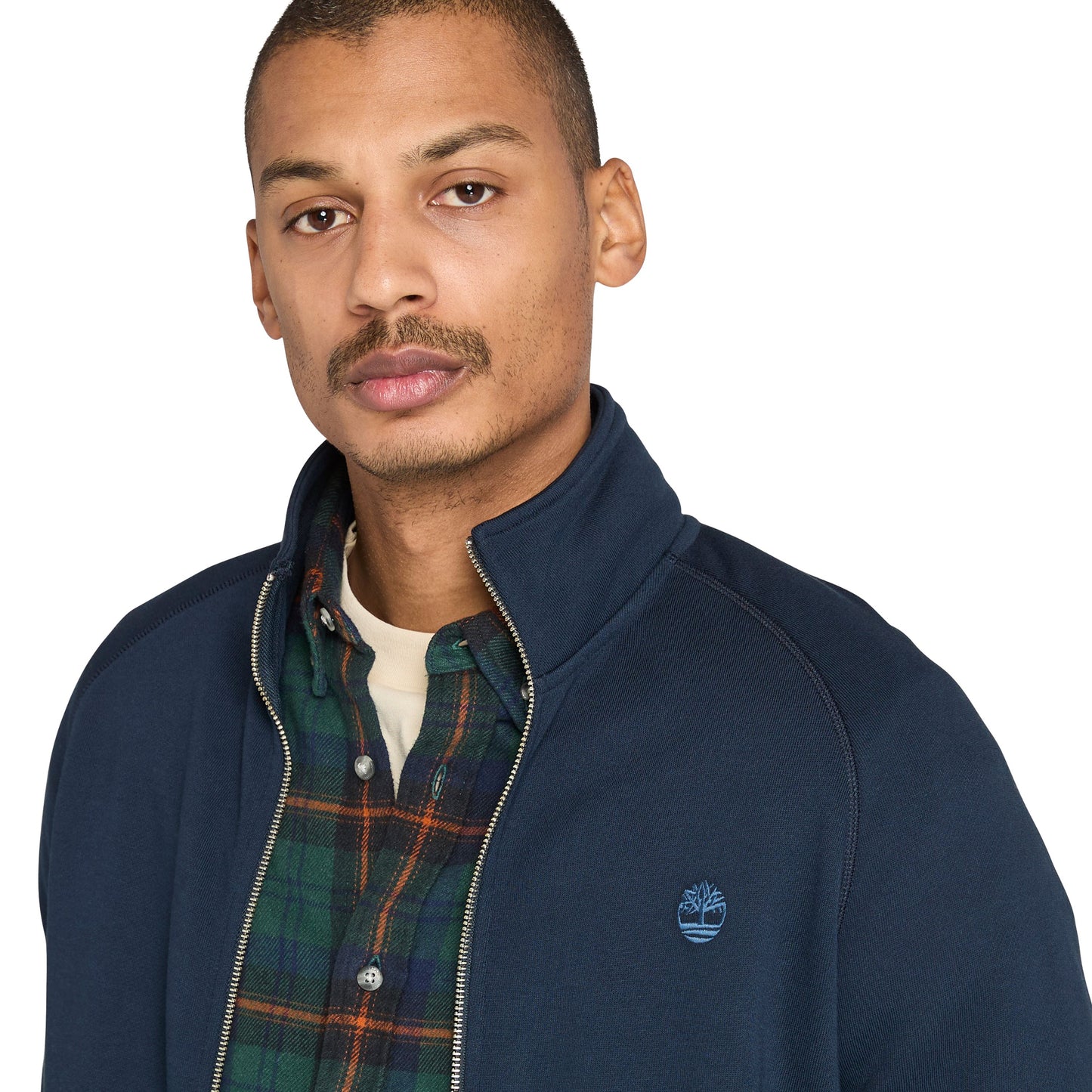 Casaco para homem Timberland em malha escovada Exeter River em Azul escuro. Foto da parte da frente, vestido.