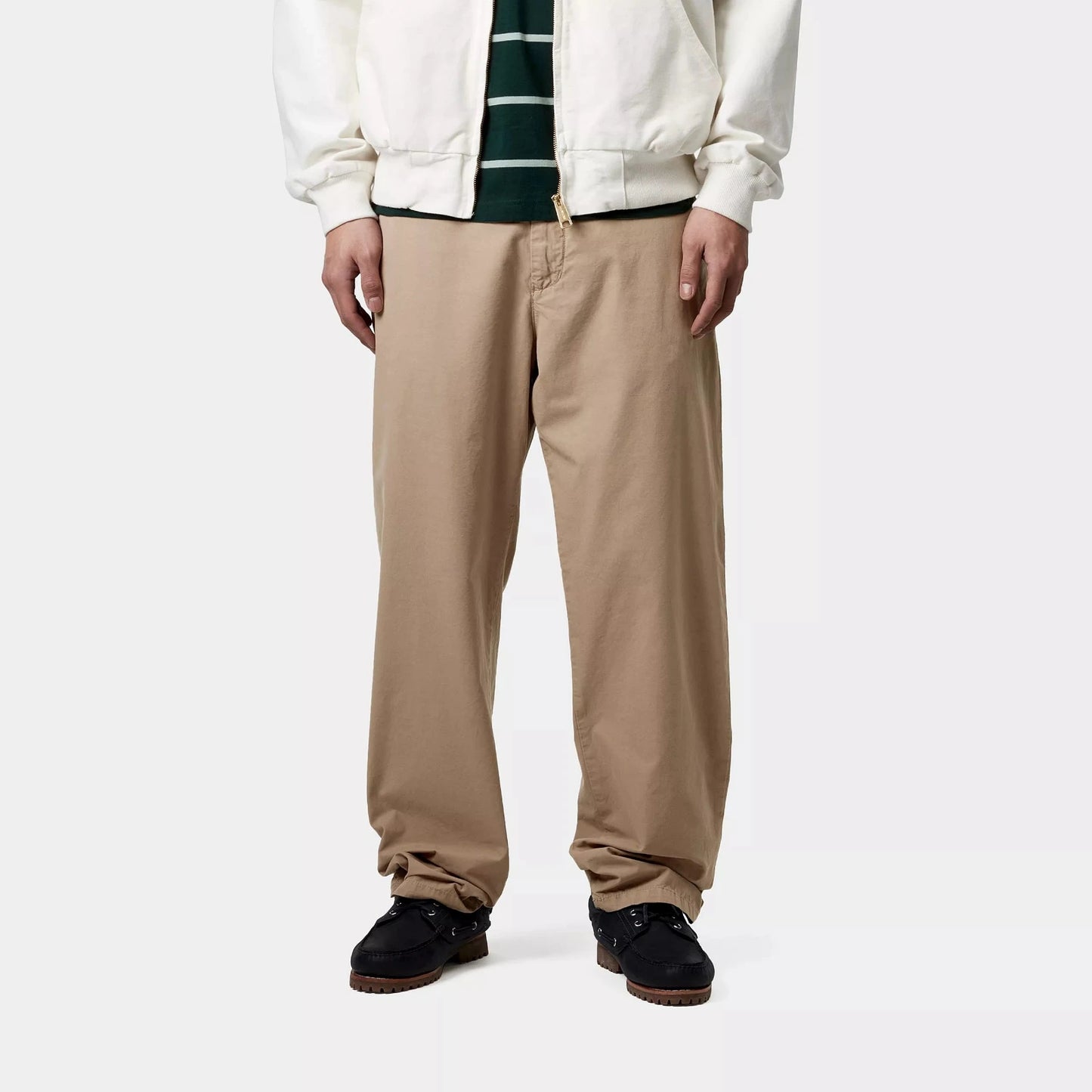 Carhartt WIP Calder Pant Leather Garment Dyed. Foto da parte da frente vestida em modelo.