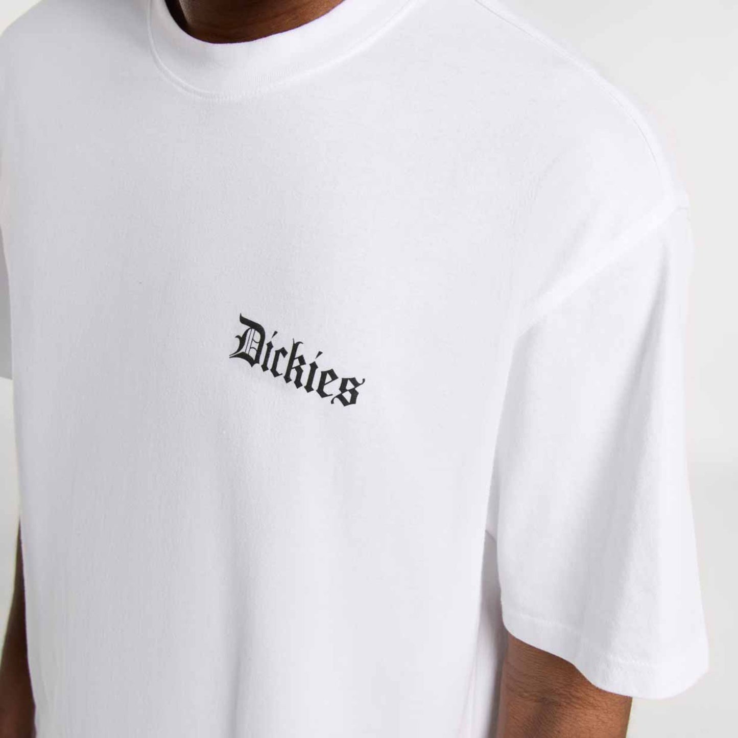 T-Shirt de manga curta para homem Dickies Diner em Branco. Foto da parte da frente, vestida.
