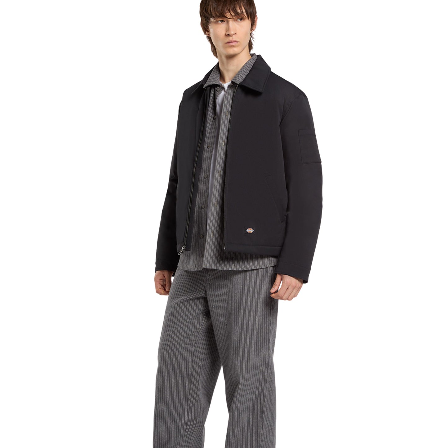 Casaco Puffer para homem Dickies Eisenhower em preto. Foto do casaco vestido.