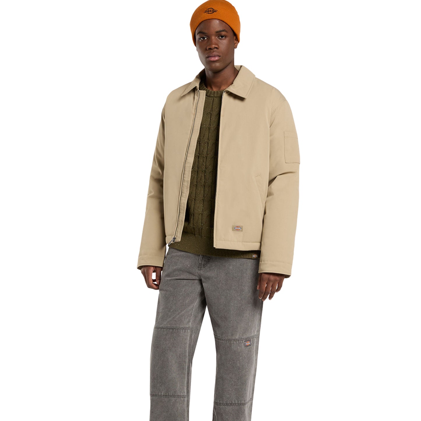 Casaco Puffer para homem Dickies Eisenhower em Khaki. Foto do casaco vestido.