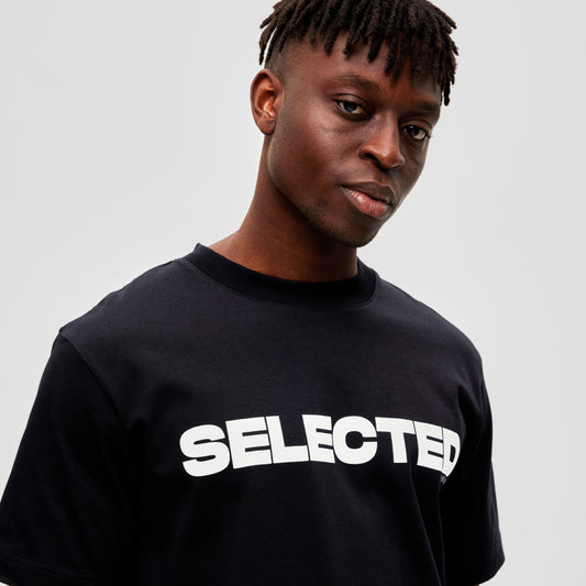 Selected Homme Alvar Print SS O-Neck T-Shirt Black. Foto vestida 1.
