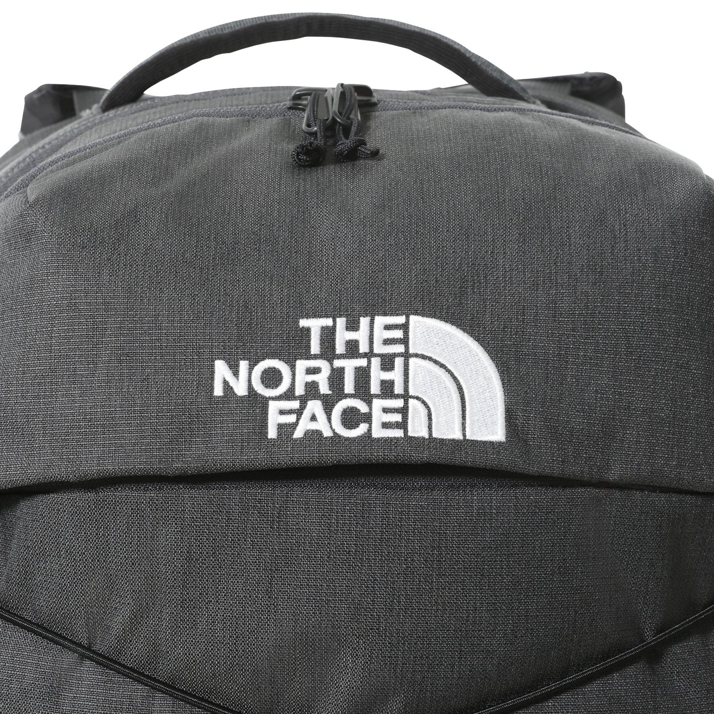 The North Face Borealis Backpack Asphalt Grey Light Heather/TNF Black. Foto de detalhe do logotipo.
