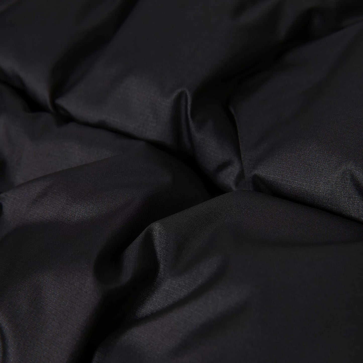 The North Face Black Box Himalayan Parka TNF Black. Foto de detalhe do material do casaco.