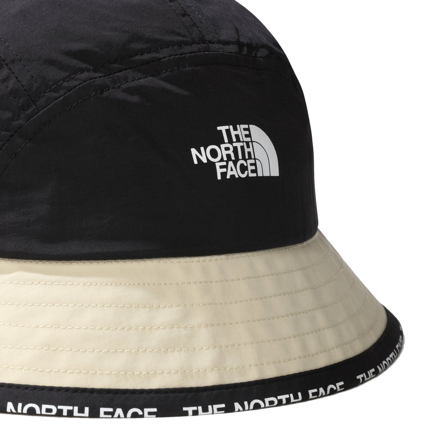 The North Face Cypress Bucket Gravel. Foto de detalhe do logotipo.