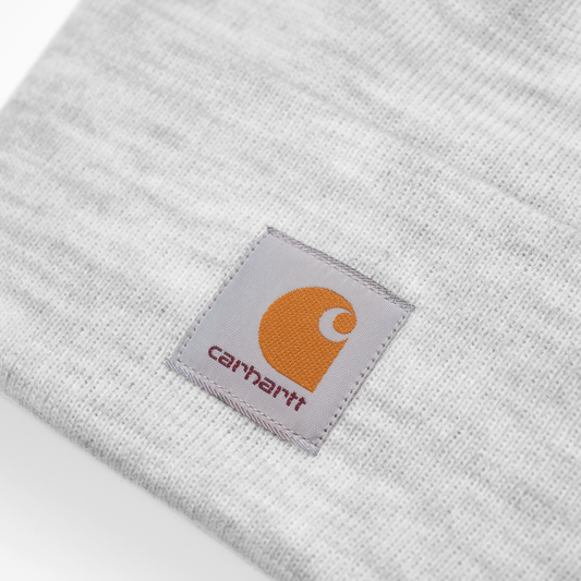 Carhartt WIP Acrylic Watch Hat em Ash Heather. Foto de detalhe do logo na frente.