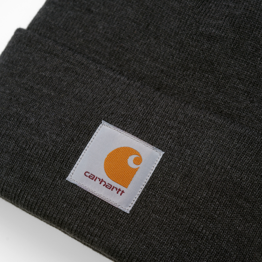 Carhartt WIP Acrylic Watch Hat em Black Heather. Foto de detalhe do logotipo na frente.
