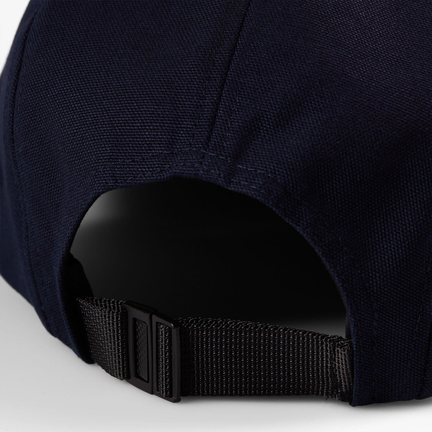 Boné Carhartt WIP Backley em Dark Navy. Foto de detalhe do ajuste traseiro.