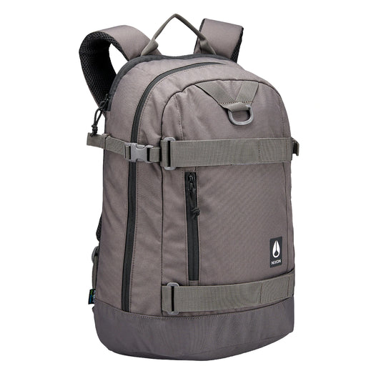 Nixon Gamma 22L Backpack Charcoal. Foto de frente a 3/4.
