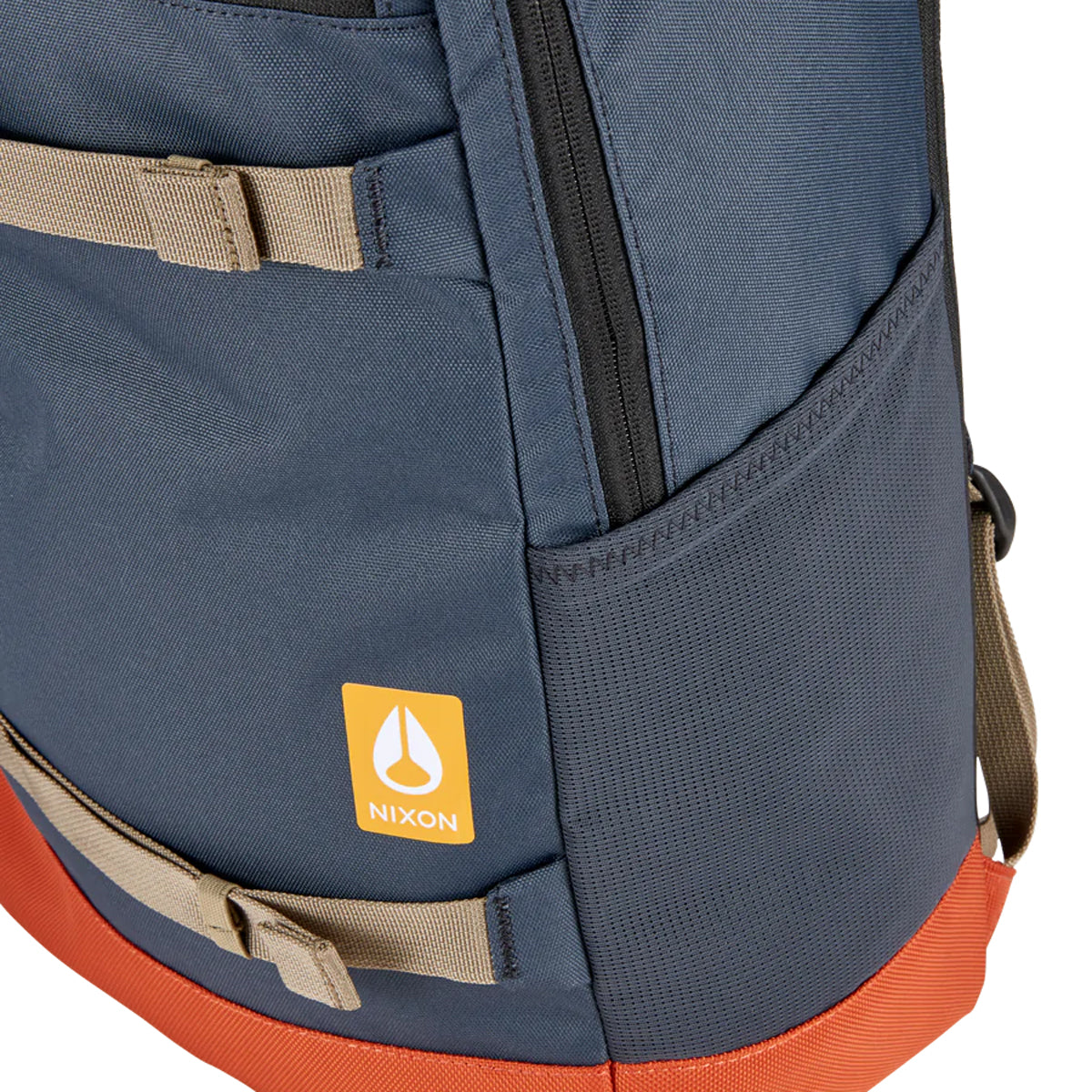 Nixon Ransack Backpack Repreve Navy/Multi. Foto de detalhe das fitas para transporte do skate ou prancha de snowboard e bolsa lateral.